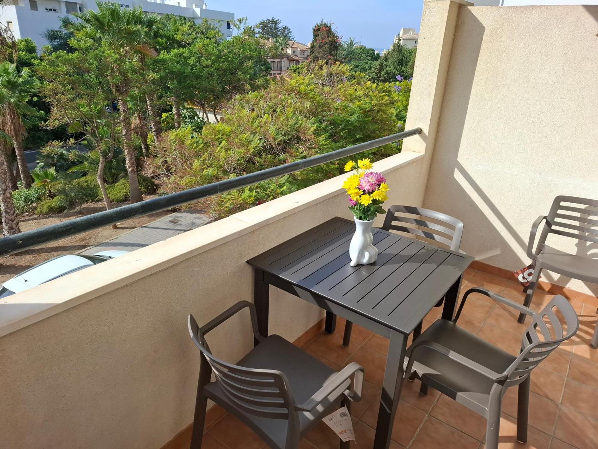 Central 2-Bed Apartment In Estepona Port エクステリア 写真